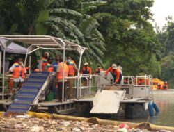 PEMERINTAH KOTA BEKASI BERSIHKAN KALI BEKASI DENGAN SEEHAMSTER