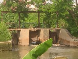 Masyarakat Karangrahayu Keluhkan Rusaknya Pintu Air Kepala Kebo Kali Uluh Di Perum Sakura/Karang Rahayu
