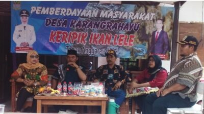 Tingkatkan Perekonomian Masyarakat, Kades Karangrahayu Olah Ikan Lele menjadi Keripik