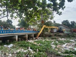 Camat Karnadi Sos MM Bersama FPRB KarangBahagia Bersihkan Sampah Kali Ciherang Mengunakan Alat Berat .