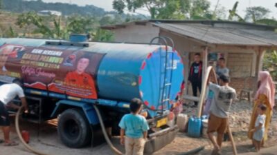 Bantuan Sosial Berupa Air Bersih dari Caleg PDIP Dapil II, Ari Indra David, S.H.,M.H di Sambut Gembira Oleh Warga