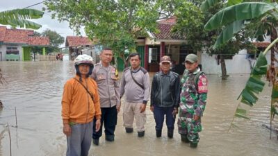Pantau Luapan Kali Ciherang, Babinsa Pebayuran Pastikan Situasi Desa Karangpatri Aman Terkendali